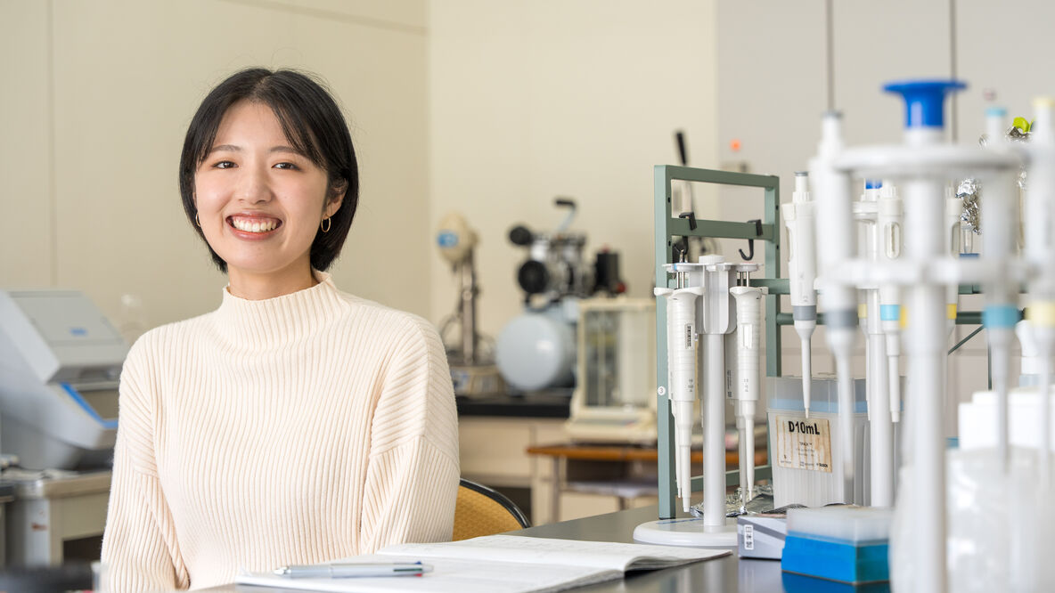 【受賞】授乳期・妊娠期の添加糖入り飲料の摂取が小児肥満を引き起こすメカニズムを半澤・金子研の院生が解析し、学会でトラベルアワードを受賞